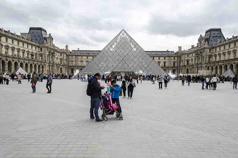 86 - Francia - Paris - museo del Louvre - patio Napoleon.jpg